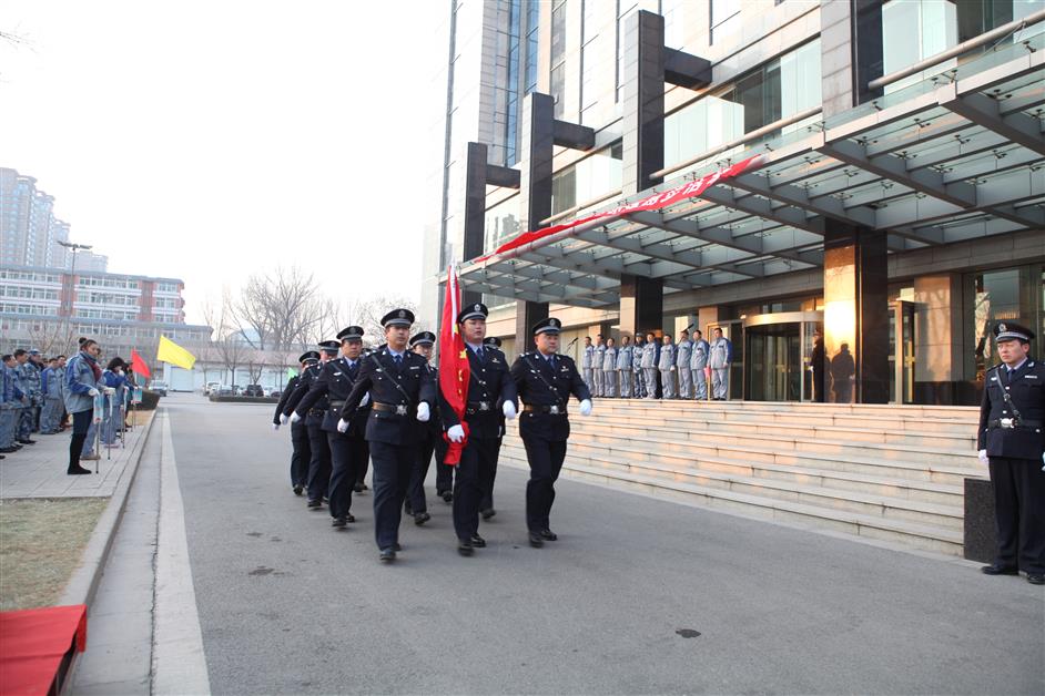 迎着新年的第一缕阳光奔跑——汾西重工举办2019年迎新年团体跑步活动(图1)