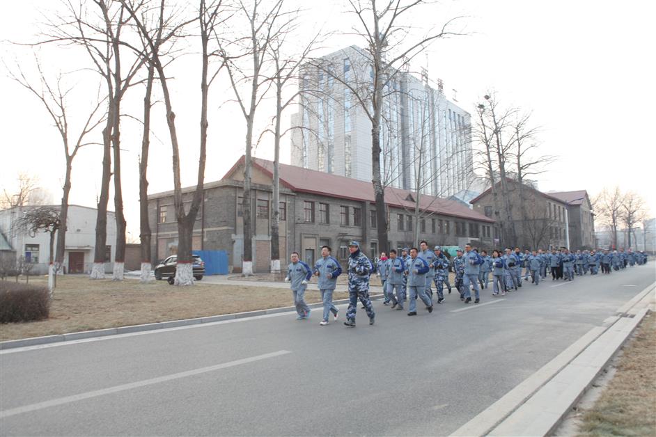 迎着新年的第一缕阳光奔跑——汾西重工举办2019年迎新年团体跑步活动(图4)